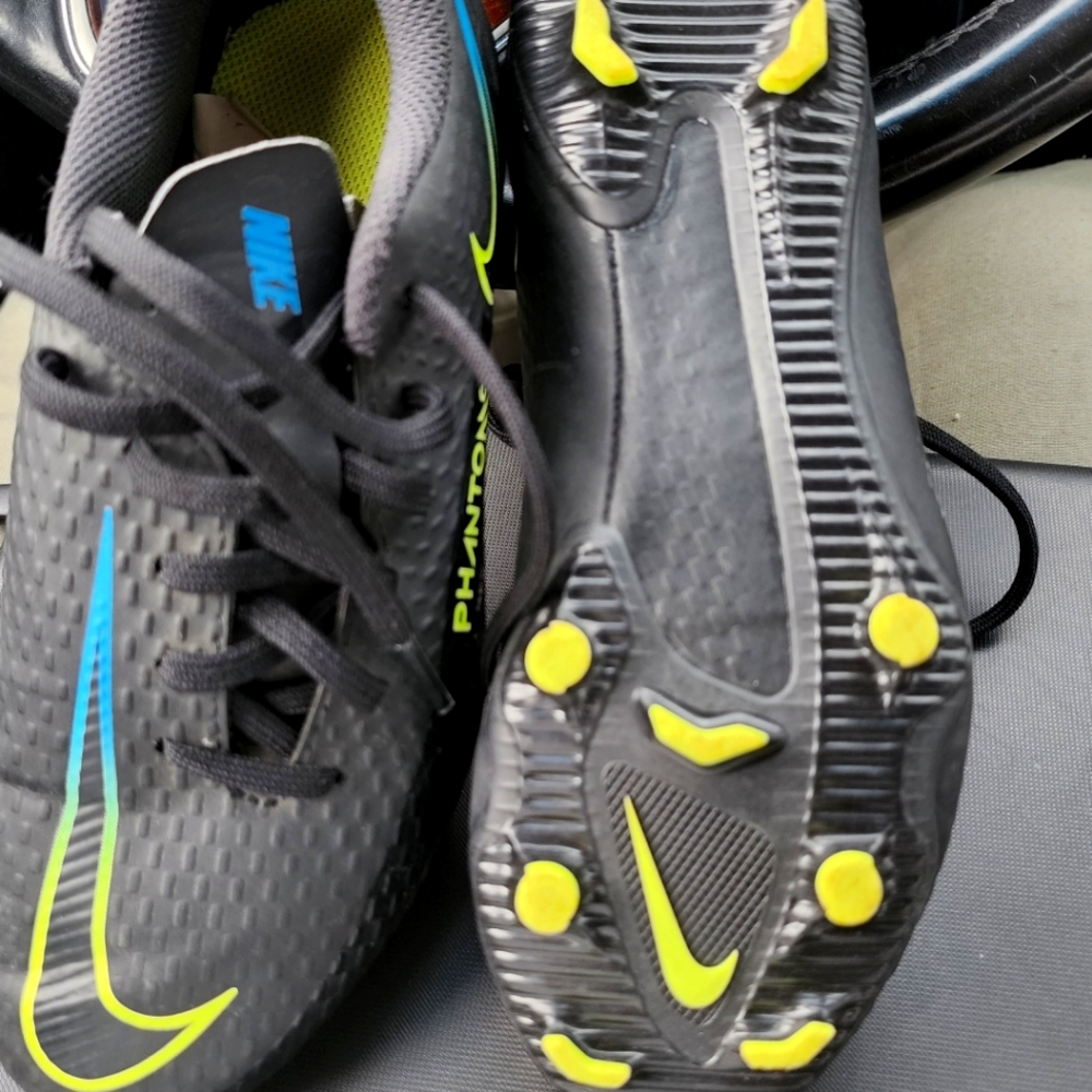 Boys soccer shoes size 1 1/2